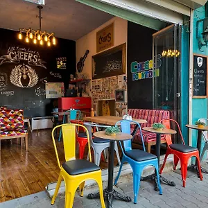 Cheers Midtown Hostel